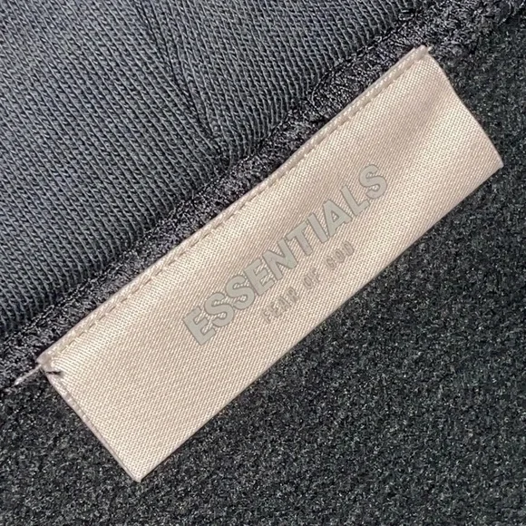 Fear of God Essentials Pullover Chest
Logo Hoodie Stretch Limo/Black Size Large - Picture 6 of 9